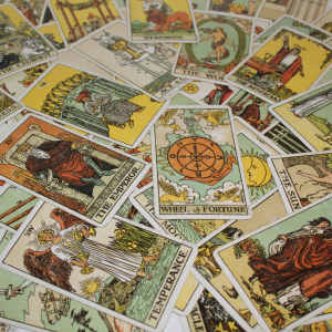 FAQS el tarot es una herramienta para ayudar en el crecimiento de las personas. El tarot, el péndulo son un ejemplo de los servicios que te ofrezco.